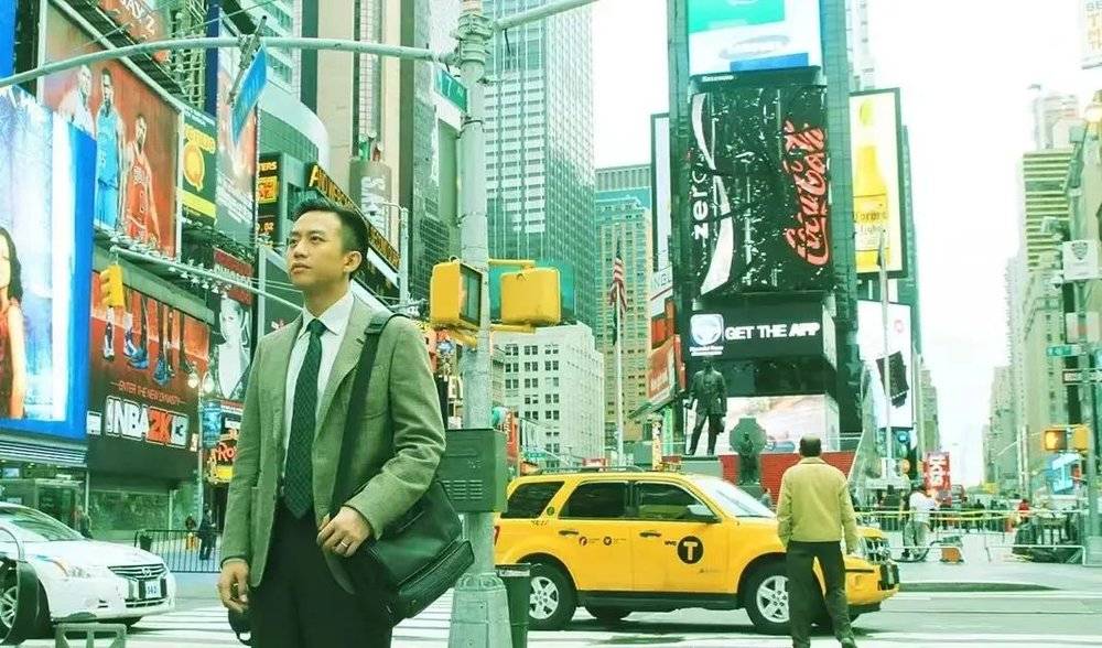 六郃彩：紐約時代廣場的大屏，走下神罈